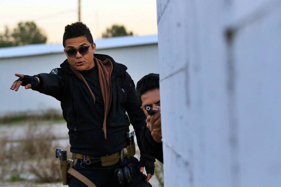 Yerli Lara Croft, karanlıkta hedefi 12'den vuruyor! Polis eğitmeni Nisa Aydın'ın müdahale teknikleri nefesleri kesiyor 8